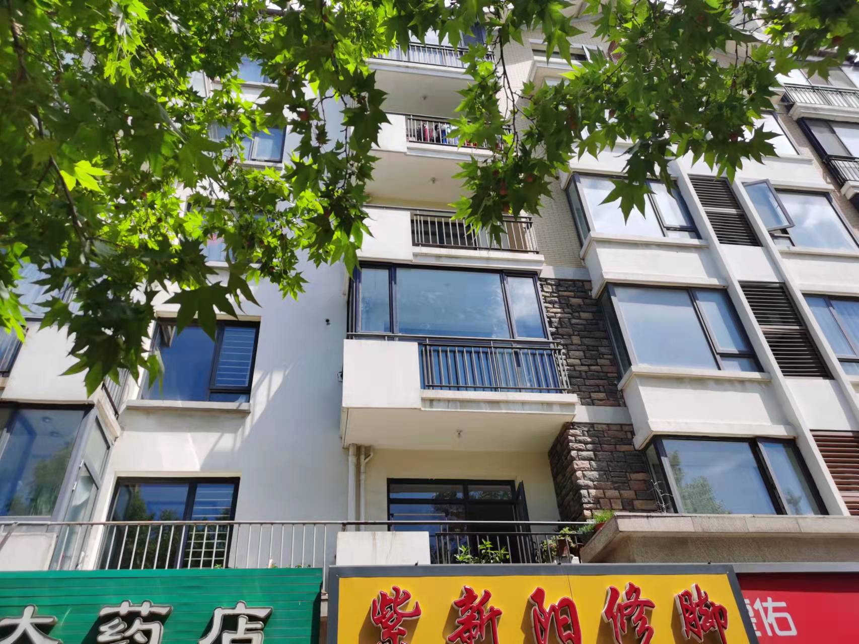 南向露臺封陽臺，同材質(zhì)同色封閉
